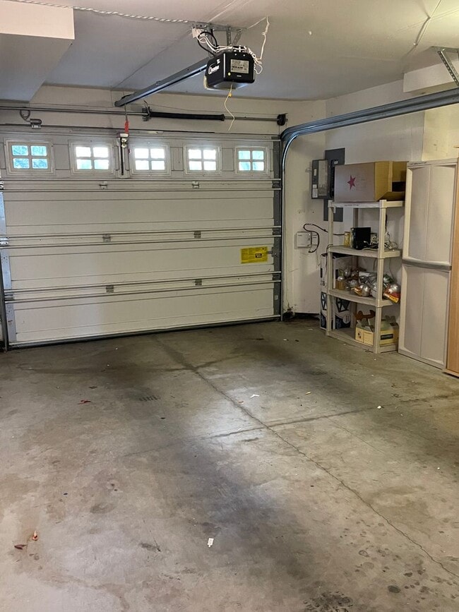 Building Photo - Holiday Move-in Special! 3br/3ba Townhouse near 170th ave MAX station