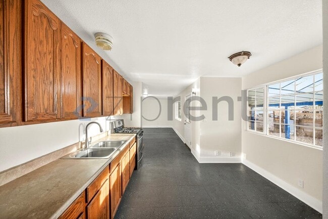 Building Photo - 12077 Sand Ave