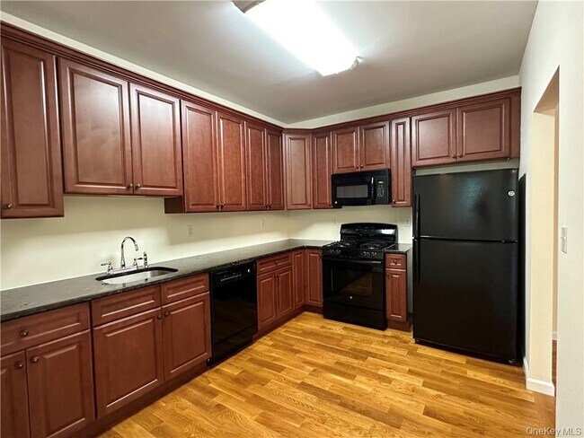 Building Photo - 75 Quaker Ave