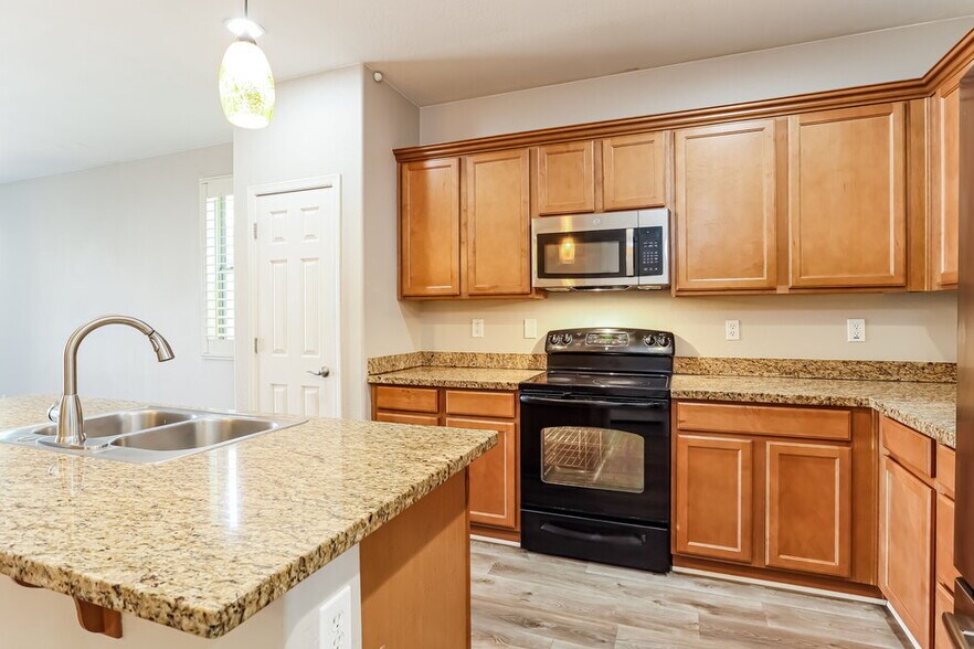 Building Photo - 2550 W Gaby Rd