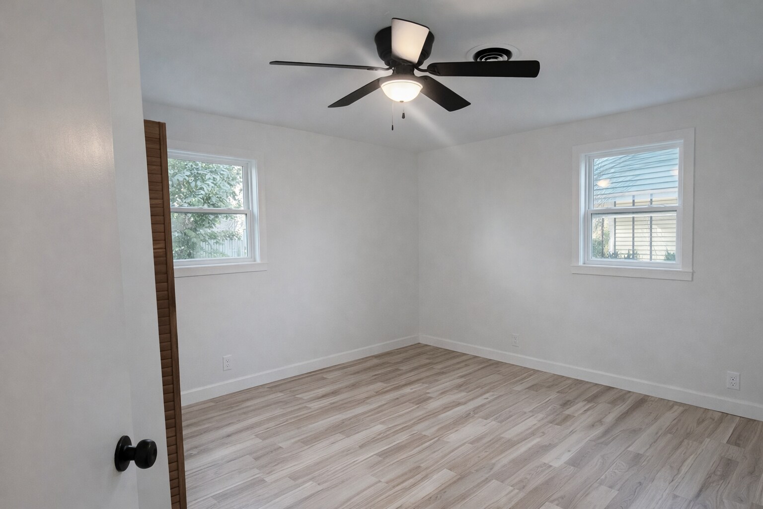 Building Photo - 2122 Sun Cir