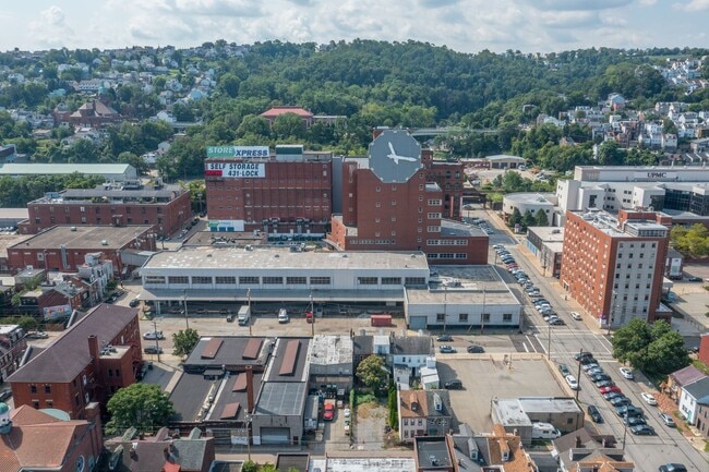 Building Photo - MOVE IN SPECIAL! $800 OFF 1ST MONTH'S RENT...