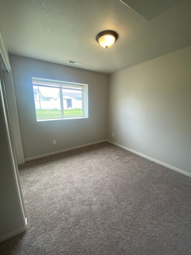Building Photo - 4 BED | 3 BATH | 3 CAR GARAGE | SUMMERSET