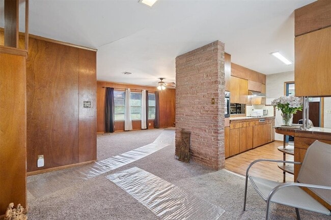 Building Photo - 2200 US-81