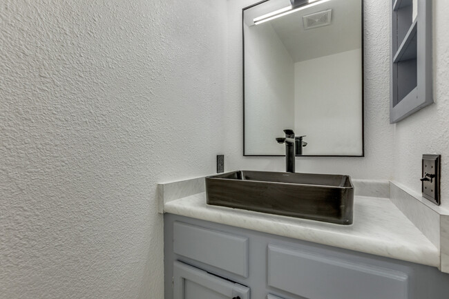 Building Photo - 10575 Starcrest Dr