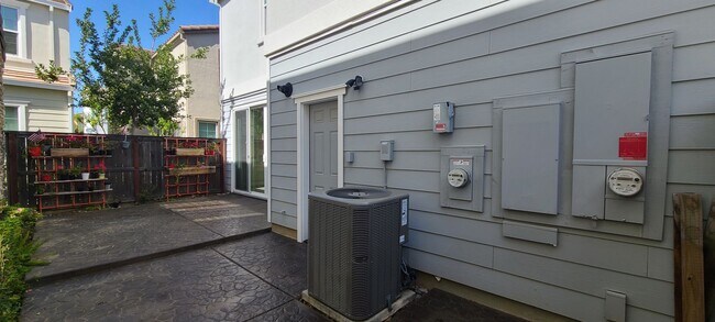 Building Photo - Beautifull Single Family Home in Folsom w/ Solar, Tankless Water Heater, Pool Access, Bonus Room ...