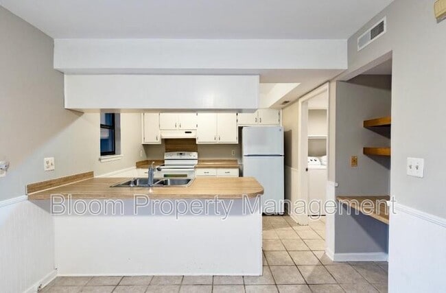 Building Photo - 579 Travelers Blvd