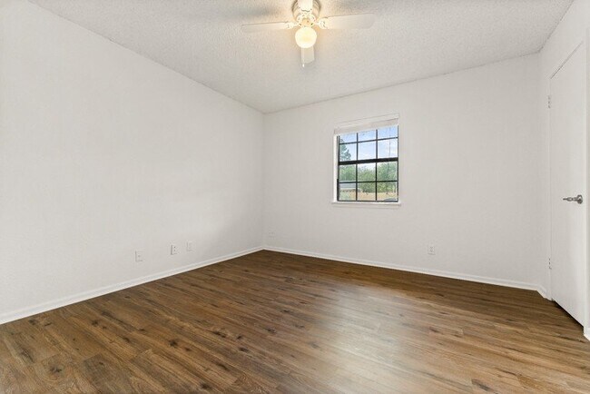 Building Photo - 1376 Poppy Ln