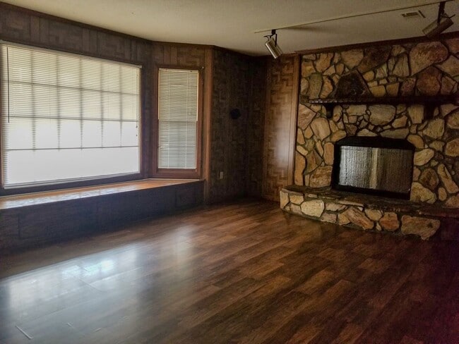 Building Photo - Spacious South Augusta Home Renovated. Con...