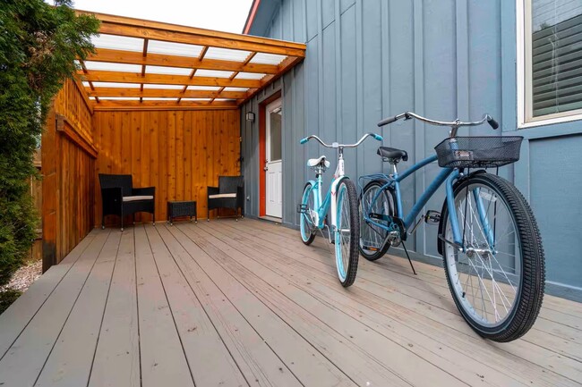 Building Photo - Single Level Duplex with Great Flow and Fi...