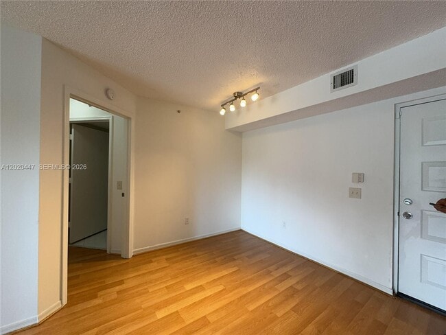 Building Photo - 470 S Park Rd