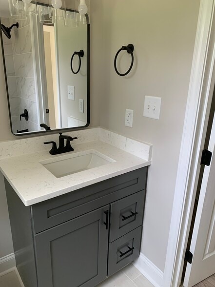 Shared Bathroom - 2824 Wyncote Dr
