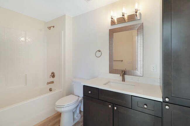 Building Photo - 3 Bed 2 Bath - Excellent Condition - WSG Included - Pet Friendly - Island Hospital