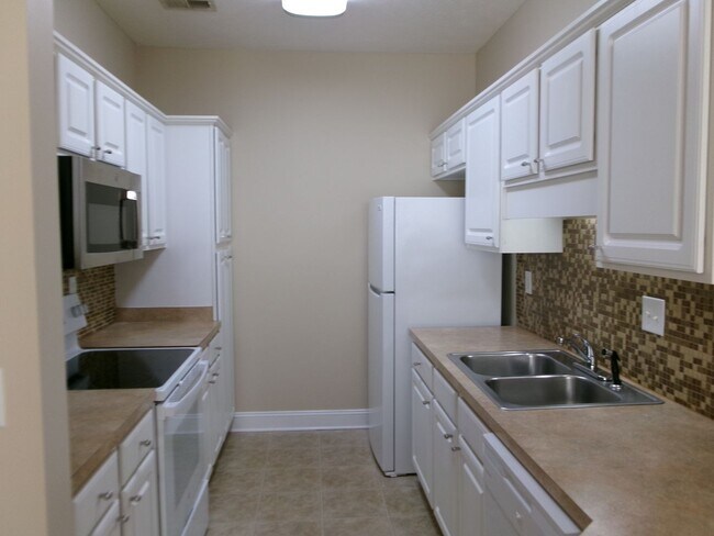 Building Photo - 3 bedroom, 2 bath condo located in Fountai...