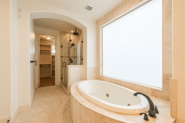 Building Photo - 407 W Bell St