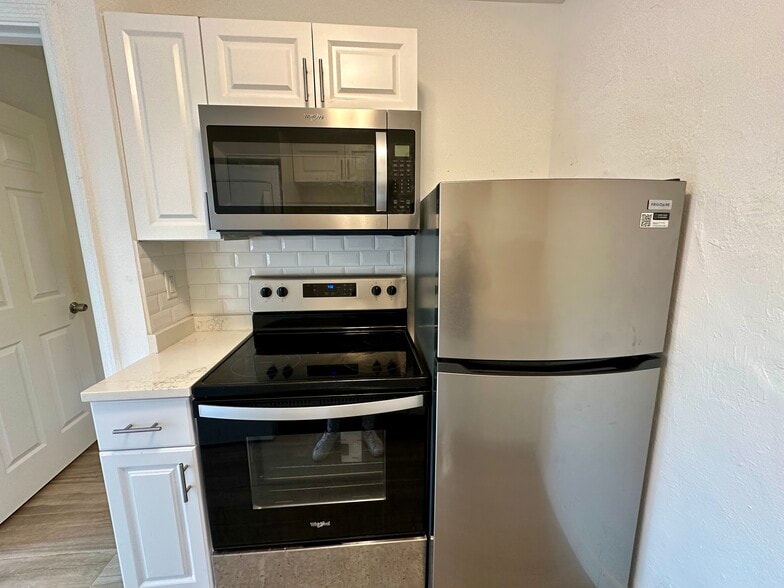 Building Photo - 4241 Tarpon Ave