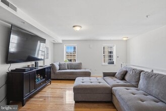 Building Photo - 520 S 4th St