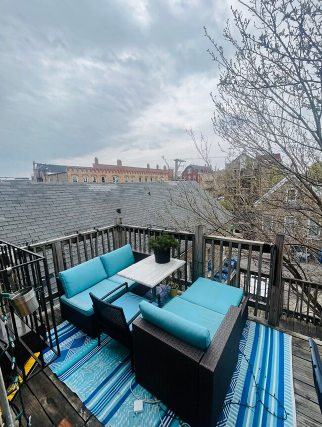 Building Photo - Wicker Park 1bd/1bth W/ Deck Avail 7/1