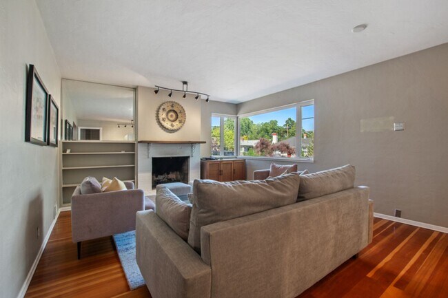 Building Photo - Old Southwest 2 bed / 1 bath / 1 car garage REMODELED & Move In Ready