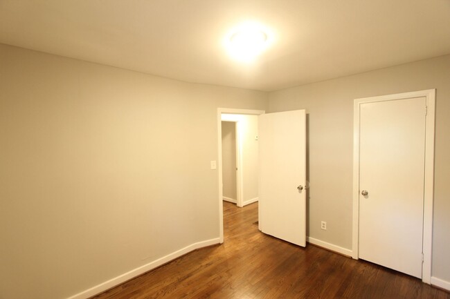 Building Photo - 3 Bedroom, 1.5 Bath!  New on the Market an...