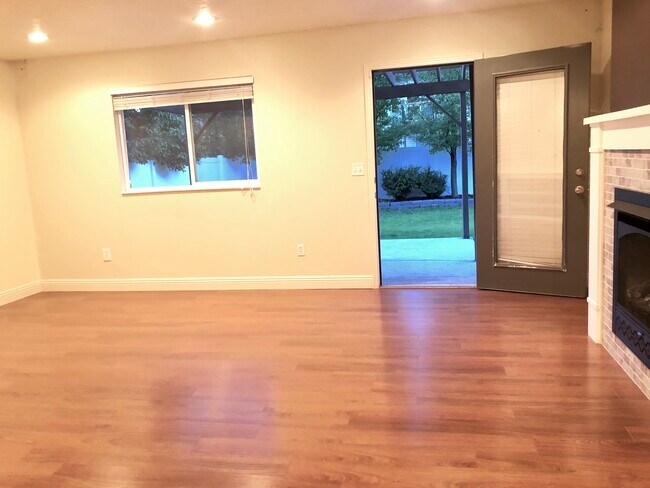 Building Photo - 944 Longleaf Dr