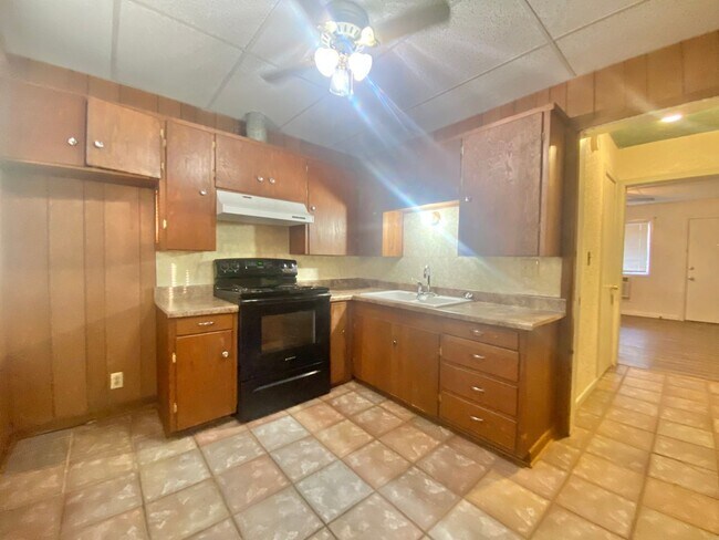 Building Photo - 2 bed 2 bath near Texas Tech University now available