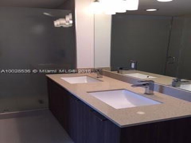 Double vanity in master bathroom - 5252 NW 85th Ave