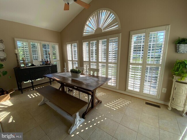 Building Photo - 6 Hollow Creek Cir