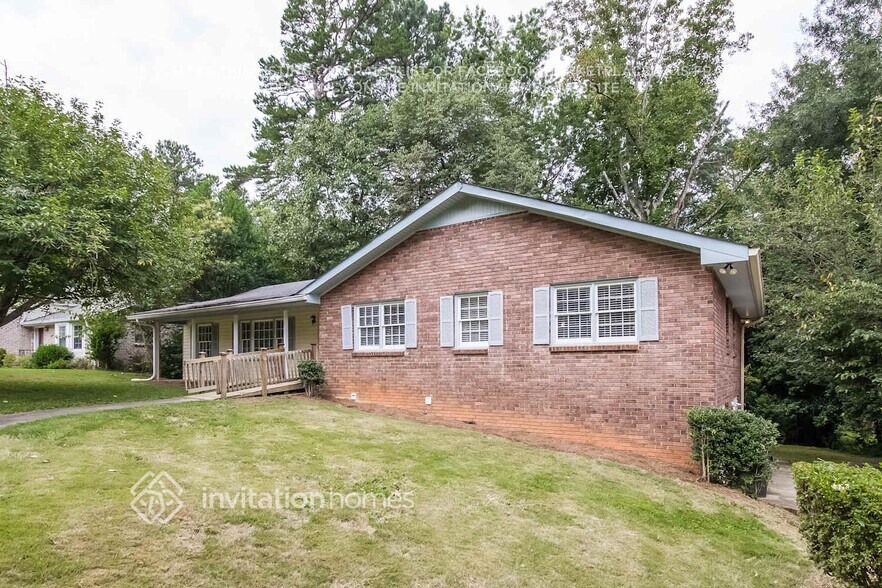 Primary Photo - 680 Foxcroft Cir SE