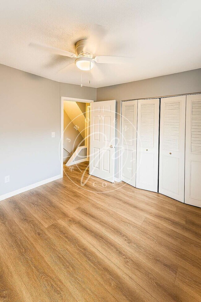 Building Photo - Beautifully updated 2 story 2 bed townhome! Central air!