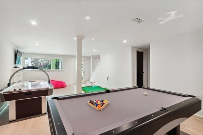 Building Photo - 1007 Somerset Dr NW