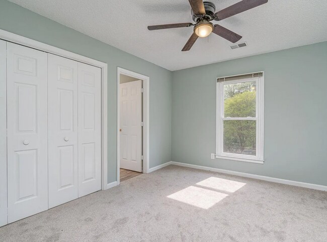 Building Photo - Gorgeous Renovated Home with Modern Finishes & Gated Community Amenities