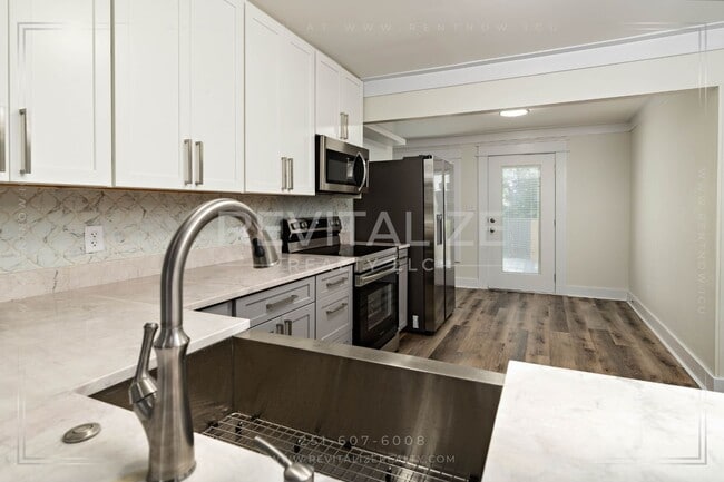 Building Photo - Gorgeous Spring Hill Home!