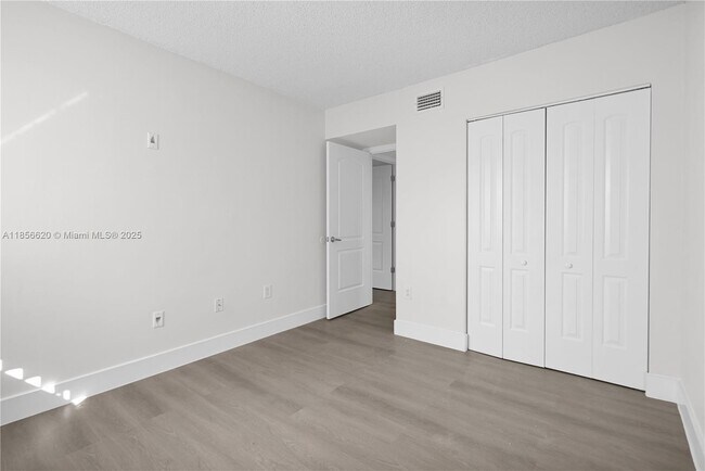 Building Photo - 9715 Fontainebleau Blvd