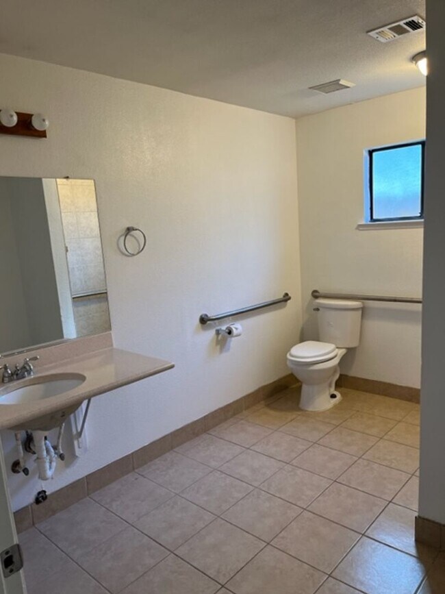 Building Photo - Nice 5 bedroom home with a large garage.