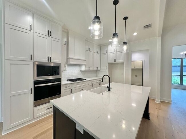 Building Photo - Available Now! Luxurious 3 Bedroom 2 Bath ...