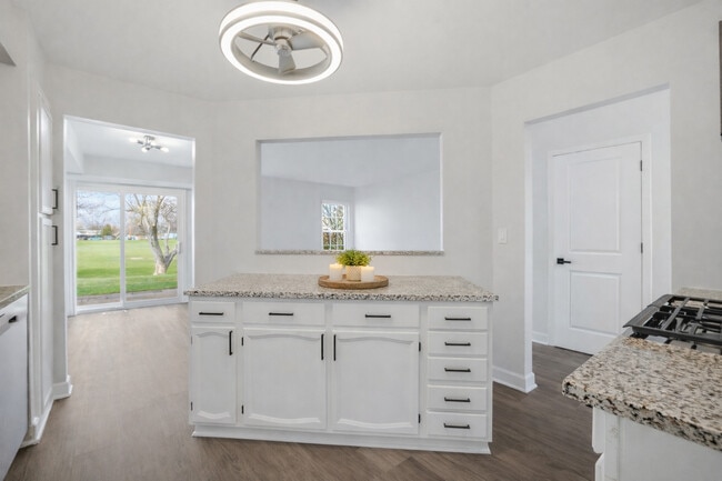 Building Photo - 1941 Quaker Hollow Ln