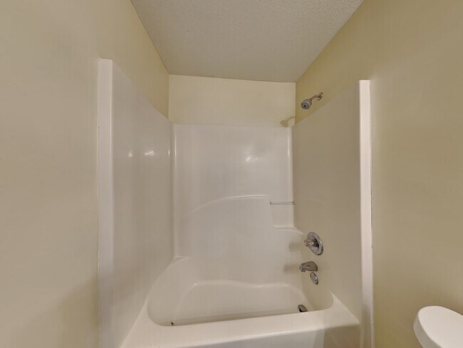 Building Photo - Beautiful 6 Bedroom Home located in Hampton!