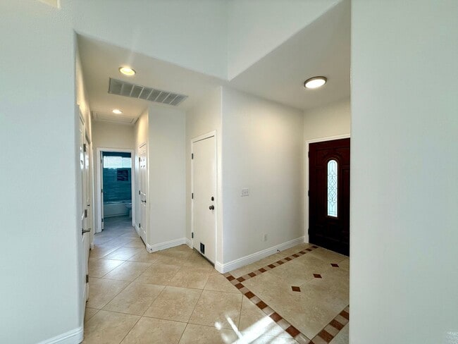 Building Photo - 3 Bedroom Home off of S Eastern and Sunrid...