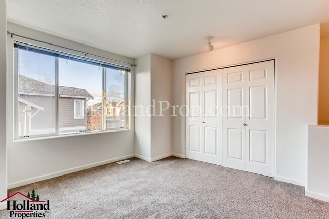 Building Photo - Experience Comfort and Style in This Elegant Murrayhill Townhome!