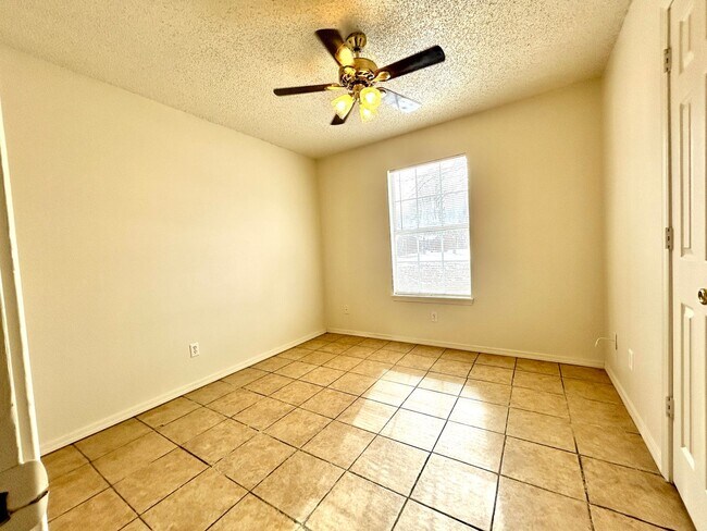 Building Photo - Elkins! 3 bed 2 bath with a huge fenced back yard