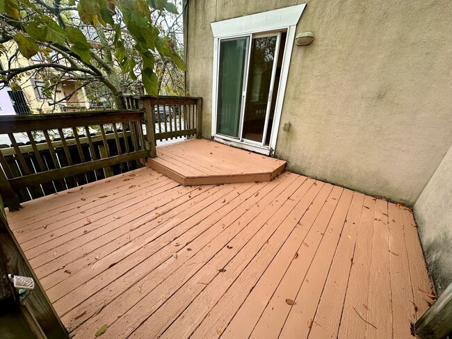 Building Photo - 3 BED | 2 BATH | GATED BACKYARD | THOMAS S...