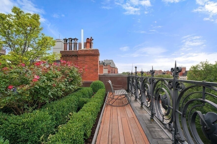 Building Photo - 132 Commonwealth Ave