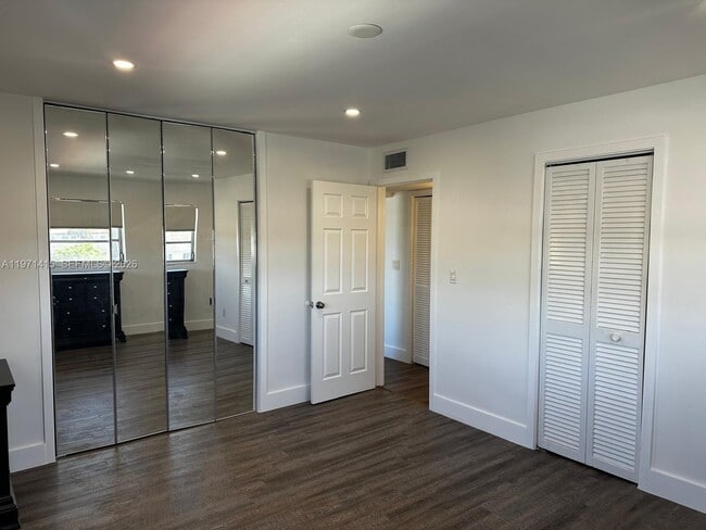 Building Photo - 770 NE 128th St