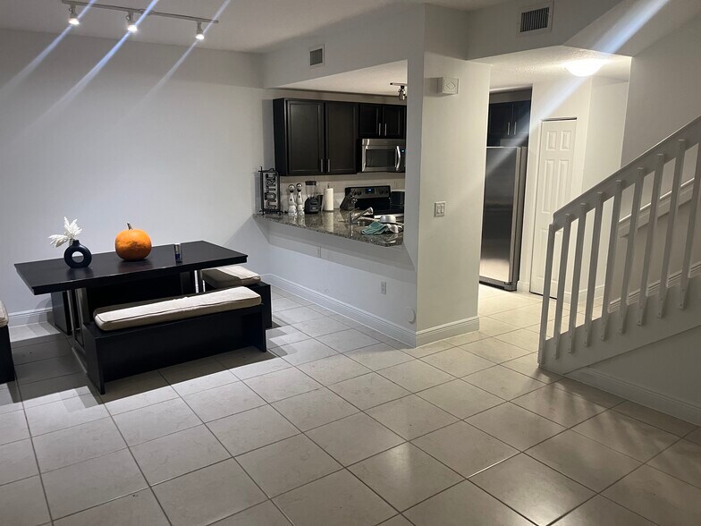 Building Photo - 3022 W Signature Dr