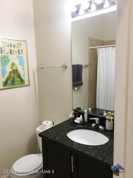 Building Photo - 2335 W Washington Blvd