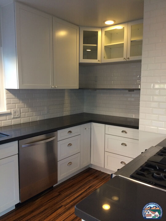 Building Photo - 1075 Hayes Ave