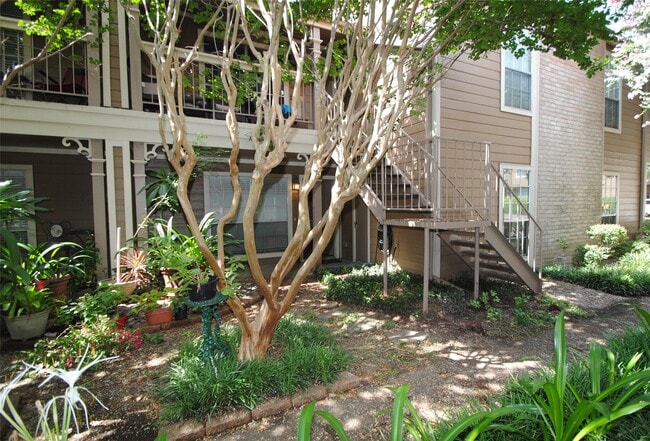 Building Photo - 1860 White Oak Dr