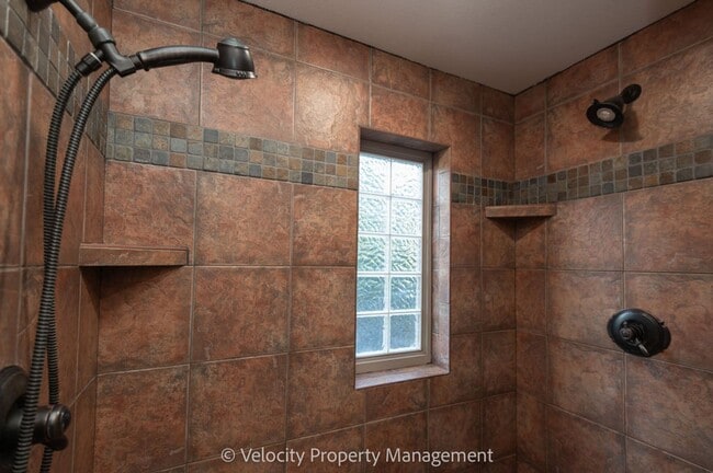 Building Photo - Beautiful NW Bend Home!