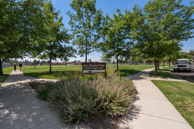 Building Photo - Freshly updated 4 bedroom 2.5 bath, two st...